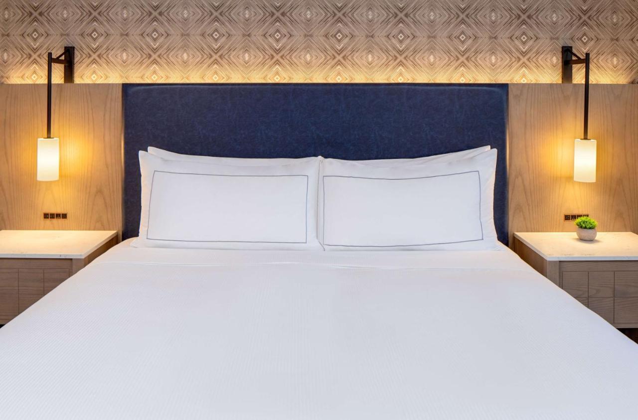 One-Bedroom King Suite Sofa Bed,1498504918:JPEG